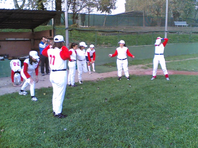 La squadra delle Rembambols, in divisa bianca e rossa si riscalda prima della partita.